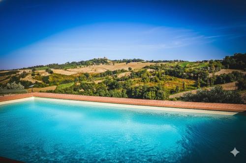 Chalet con Piscina "Il Girasole" Relax in Campagna in SantʼIppolito