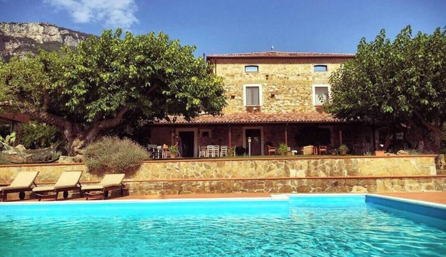 Charming Farmhouse with Pool in Paestum