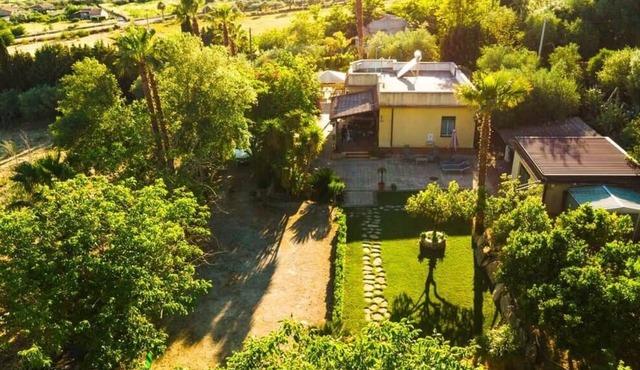Charming Mediterranean Villa: Huge Park, Total Privacy