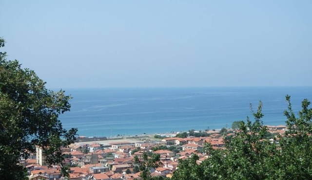 Comfortable holiday home with international sea views and countryside views