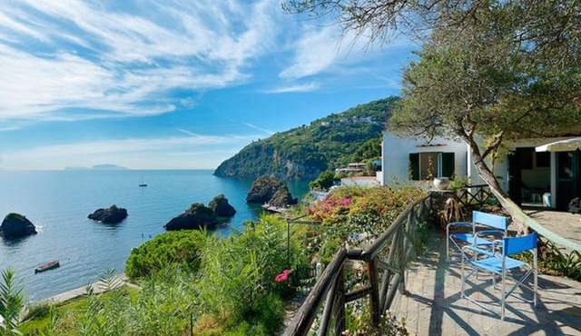 Cottage by the Sea in Cartaromana Bay, with a View of Aragonses Castle