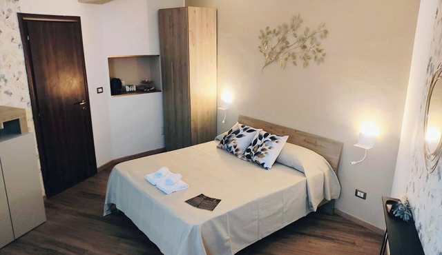 Cozy room, 5 minutes from downtown. So many services at your fingertips.