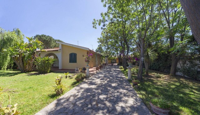 Detached house, 2.000m² with garden, orchard. Four-room apt 123m², ground floor.