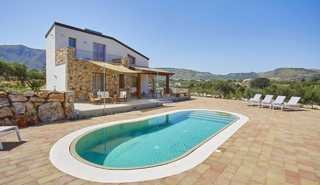 Dimora della Ninfea | Guidaloca | Modern retreat | Pool & Jacuzzi | Near.