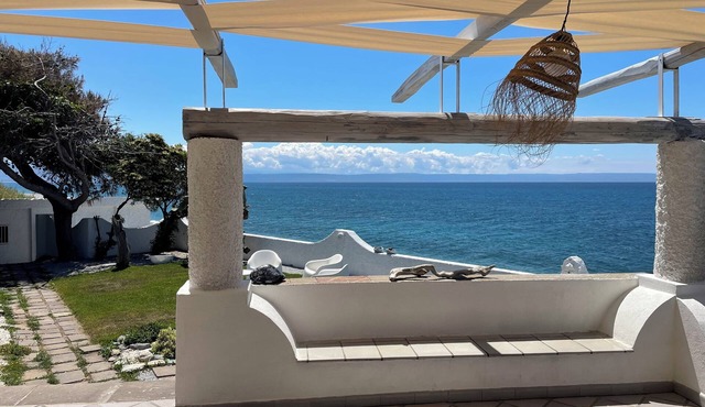 Directly facing the sea with private garden and direct access to the sea