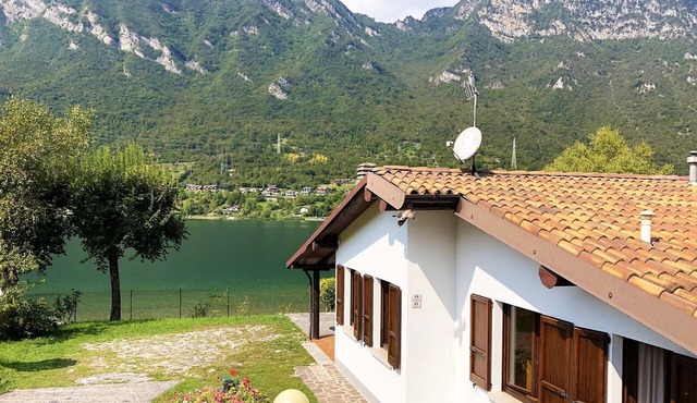 Directly on the lake in Crone