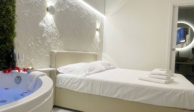 Dream Wellness Suite "Romantic Suite with Private Jacuzzi - Downtown Barletta" in Barletta