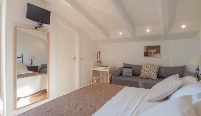 Dreibettzimmer by Interhome