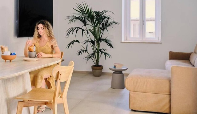 Elegant apartment in Cefalù historic center, 100 m from the beach, fast Wi-Fi!