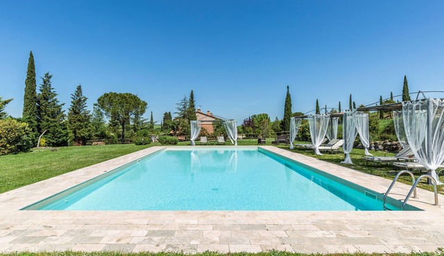 Elegant farmhouse, with private pool, table tennis & ping pong in Val D'orcia, in Castiglione d'Orcia