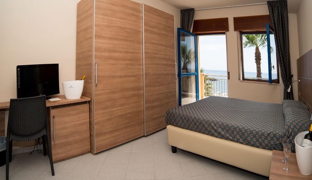 EliHotel