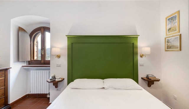 Emerald apartment with valley view in the historic center in Spello