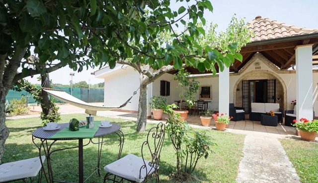 GuestHost - Beautiful trullo that can accommodate up to 4 people and located in Noci, in the enchanting Valle d'Itria, just 20 minutes drive from Alberobello and the Gotte of Castellana, and 35 minutes from the sea. The house boasts every comfort for a p in Noci