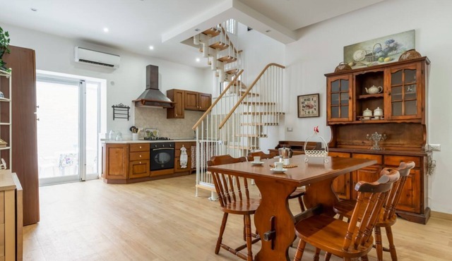 GuestHost - Spacious 120 sqm apartment in Aci Castello, ideal for 6 people. Features a balcony, private garden, and air conditioning. Aci Castello is a picturesque coastal town in Sicily, famous for its charming Norman castle by the sea. Perfect for thos