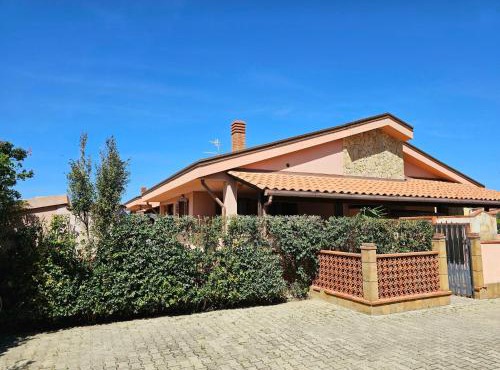 Holiday Home Helle mediterrane Villa mit Veranda und Garten by Interhome