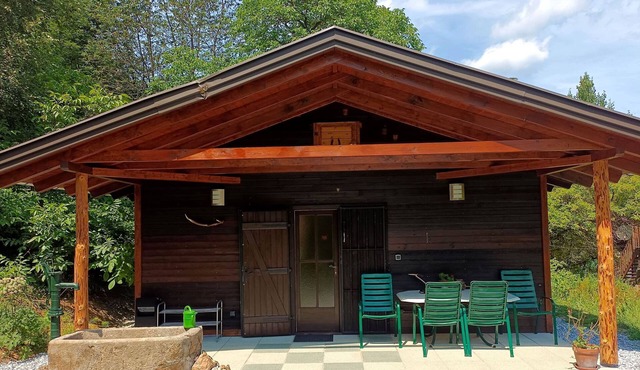 Idyllisches Holzhaus mit Terrasse und Holzofen in Laimbach am Ostrong