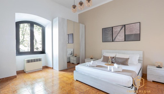 Imperium Merulana House - 2 steps from Colosseum, 3 Bedrooms, A-C in Rome
