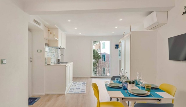 In the very center of Monterosso al Mare, surrounded by colorful alleys and the scent of the sea, Cà Maccaja is a newly renovated apartment designed for those who wish to experience the Cinque Terre with authenticity and comfort. Its central location al in Monterosso al Mare
