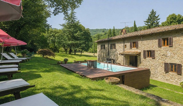 Independent villa among Chianti vineyards in Greve in Chianti