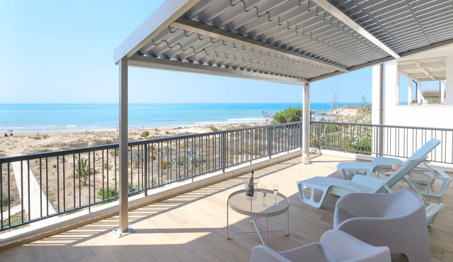 Amelia, charming villa directly on the sandy beach and with a beautiful sea view
