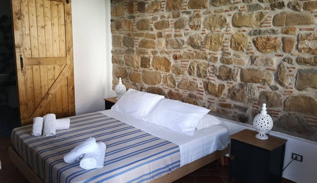 Anemone is an independent apartment consisting of an equipped kitchen-living room with a single sofa bed, a double bedroom overlooking the main square and the sea, and a bathroom made of handmade ceramic, equipped with a washing machine. The accommodatio