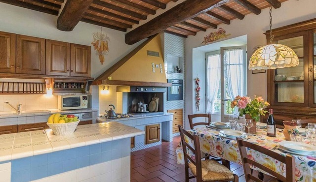 La Barghigiana, villa with private pool, large fenced garden, WiFi in Barga