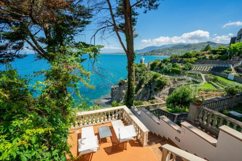 Lighthouse View Villa with Sea View Terrace and Garden in Agropoli