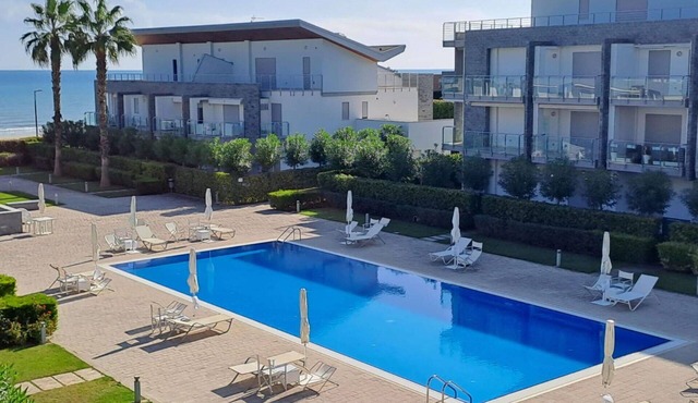 Lovely apartment for 4 people with pool, WIFI, A/C, TV, terrace and pets allowed in Silvi