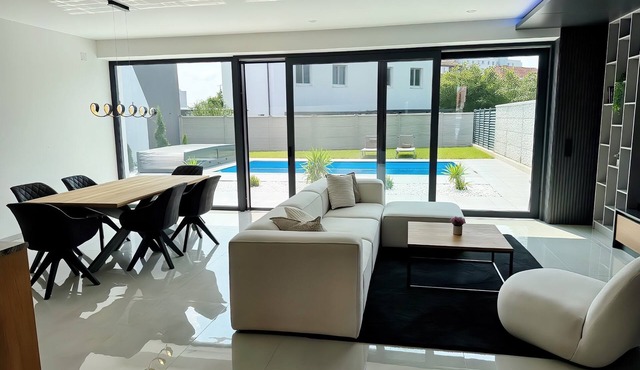 Luxury house with pool & garden - perfect for families & friends in Leonding