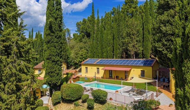 Luxury Tuscan Hideaway with Heated Swimming Pool in Chiusi