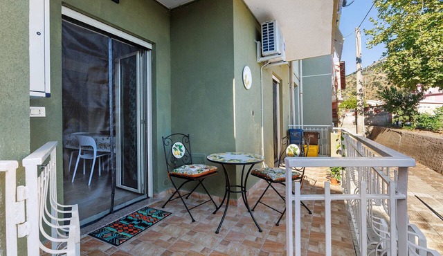 Malluzzo Holidays Apartment with Hill View, Wi-Fi, and Air Conditioning