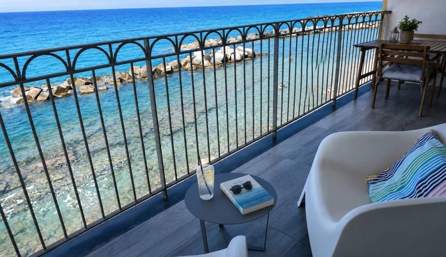Marina Holiday Home: Oceanfront Home in Pizzo, 10 m from the beach