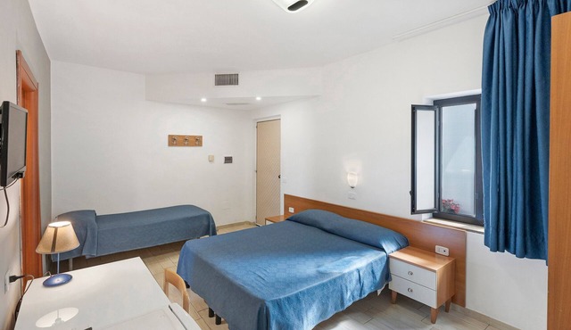 Marina Living Rooms – Basic Triple Room with Shared Pool, Wi-Fi & Air Conditioning in Laura