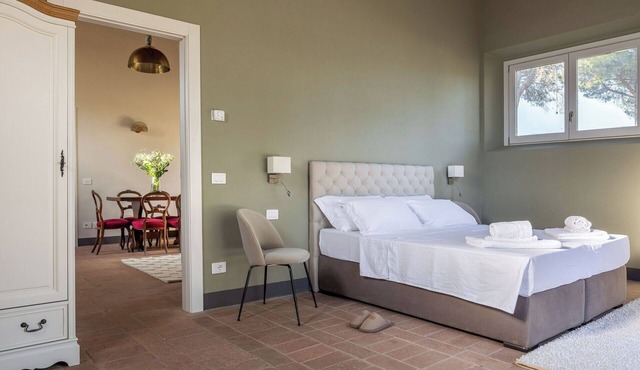 Nice apartment in villa for 6 people with WIFI, pool and TV, close to Greve In Chianti in Badia A Passignano