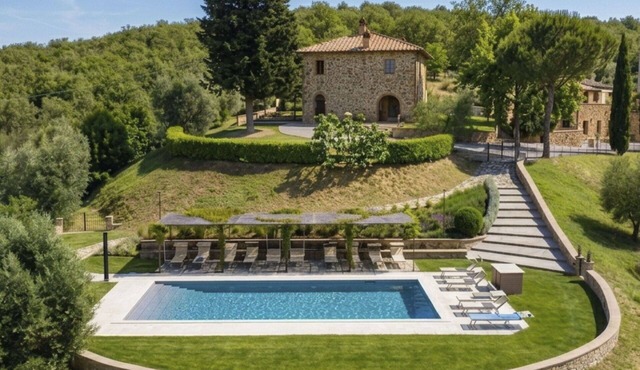 Nice apartment for 14 people with WIFI, A/C, private pool, TV, patio and pets allowed in Panicale
