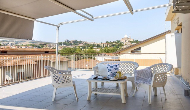 Nice apartment with WIFI, A/C, TV, terrace, pets allowed, panoramic view, close to Porto Recanati in Loreto