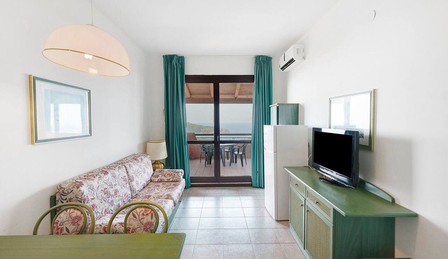 P.R. Club - One-Bedroom Faro 20 with Sea View, Private Terrace and Air Conditioning