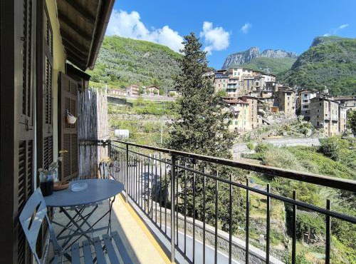 Peace and relaxation in Buggio, surrounded by greenery in Pigna