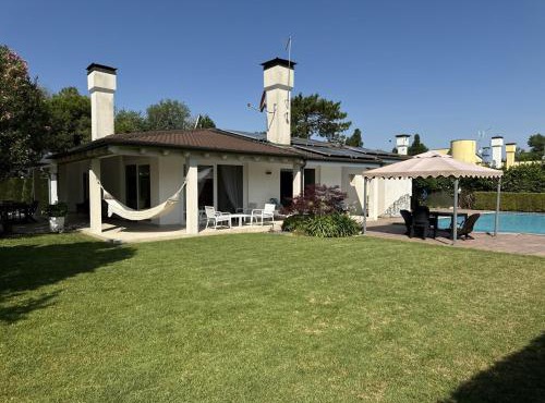 PIOPPI VILLA SINGOLA CON PISCINA in Rosolina