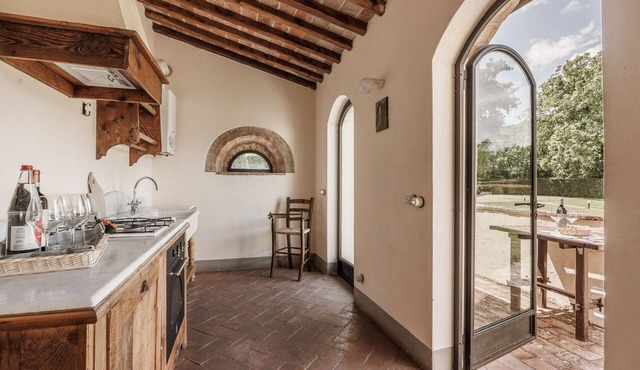 Private Villa with private pool, WIFI, pets allowed, panoramic view, parking, close to Arezzo in La Trove