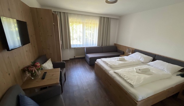 Room 06/3bed without balcony - Pension Alpina in Obsteig