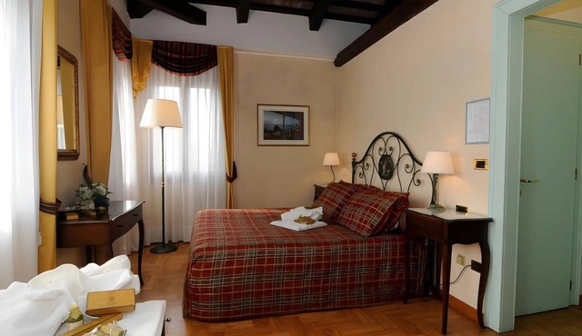 Room 'Villa Goetzen - Camera Matrimoniale' with Wi-Fi and Air Conditioning in Dolo