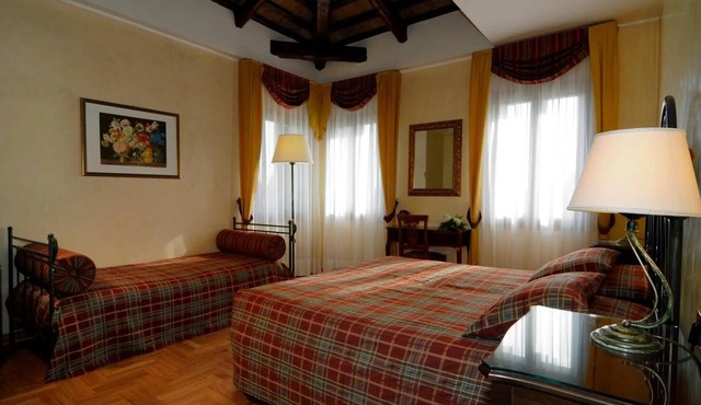 Room 'Villa Goetzen - Camera Tripla' with Wi-Fi and Air Conditioning in Dolo