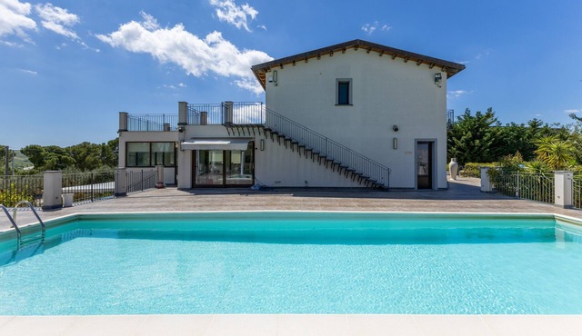 'Sciauru' Room with Shared Outdoor Pool, Wi-Fi and Air Conditioning