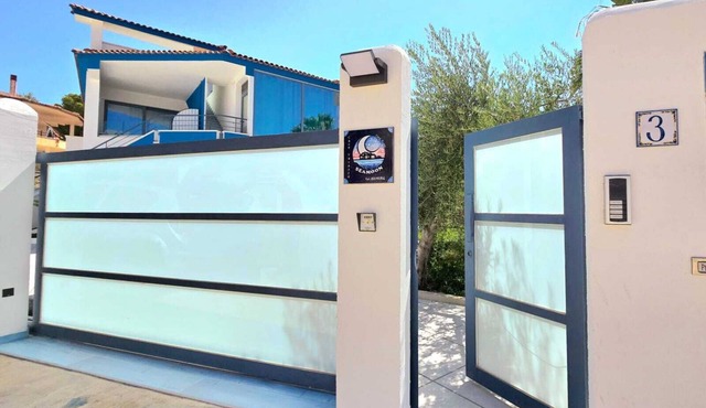 SCIROCCO a300mt from the sea SeaMoonCaseVacanze offers elegant apartment in villa