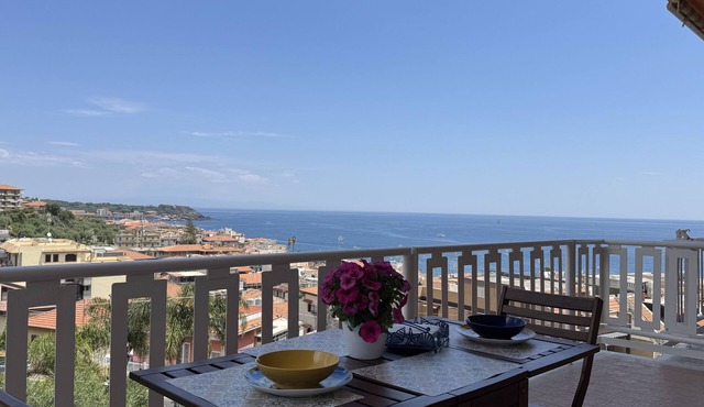 Sea view apartment within walking distance of the beach