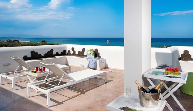 Seafront villa with pool near Syracuse, Sicily - Fico d'India, 8 pax in Noto
