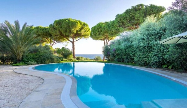 Seaside villa with pool in Taranto