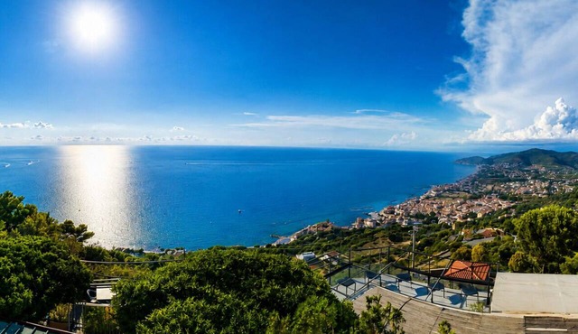 Small villa with a garden near the sea – sleeps 6 – between Amalfi, the Cilento Coast, and Pompeii