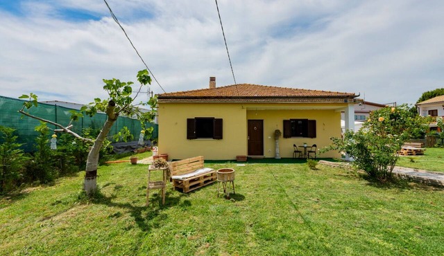 Spacious and charming 90-square-meter villa with a large garden of approximately 200 square meters equipped with a barbecue, perfect for five people and four-legged friends.The property is located in a very quiet area of ​Montesilvano, perfect for e in Montesilvano